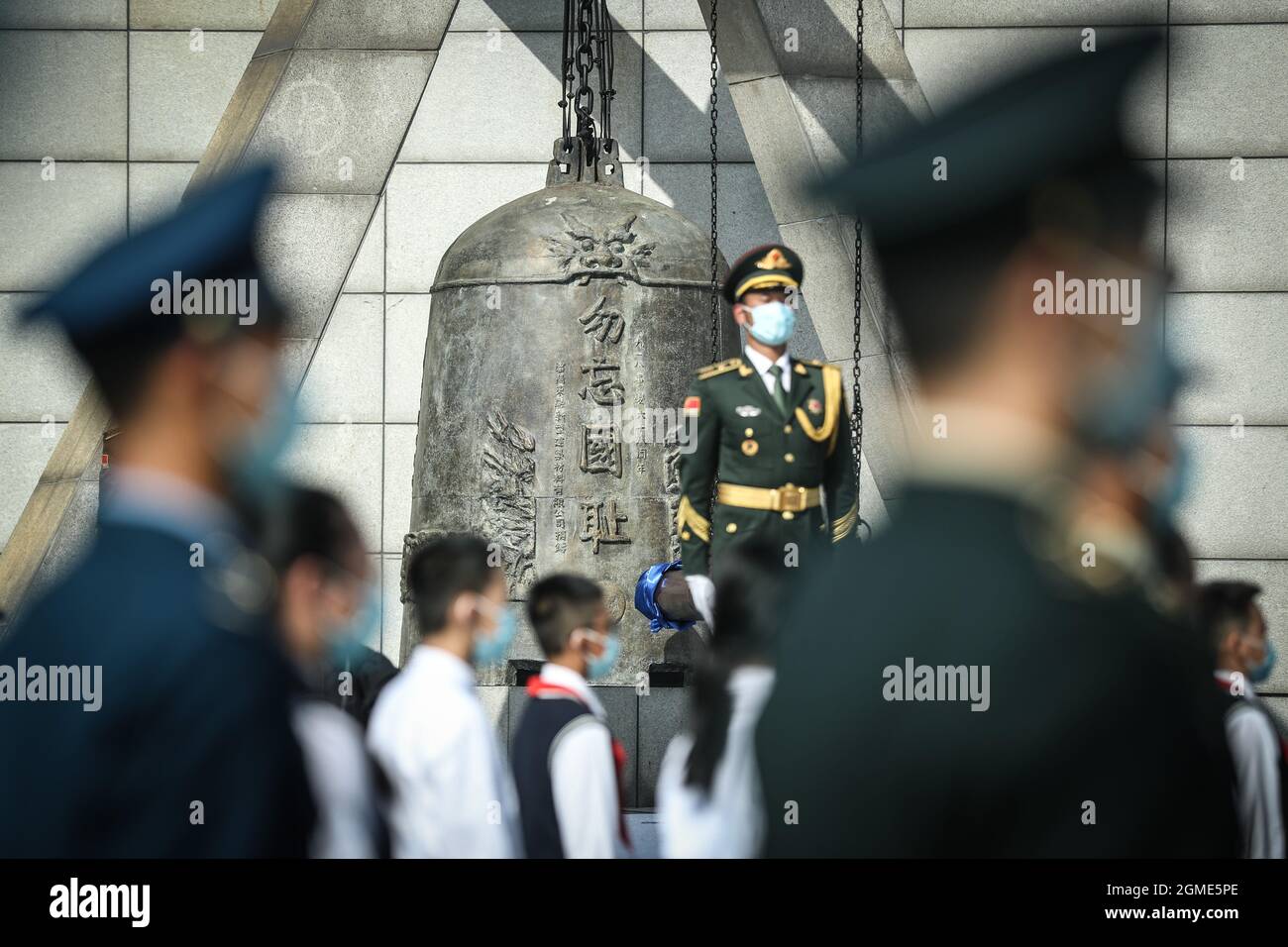 Shenyang, Cina. 18 settembre 2021. La gente partecipa a una cerimonia di campanileggio che segna il 90° anniversario dell'incidente del 'settembre 18' al Museo di storia dell'incidente di settembre 18 a Shenyang, capitale della Cina nord-orientale, 18 settembre 2021. Sirene suonarono e un'enorme campana tollò a Shenyang sabato in commemorazione dell'incidente del settembre 18, avvenuto 90 anni fa, che segnò l'inizio dell'invasione della Cina da 14 anni in Giappone. Credit: Pan Yulong/Xinhua/Alamy Live News Foto Stock