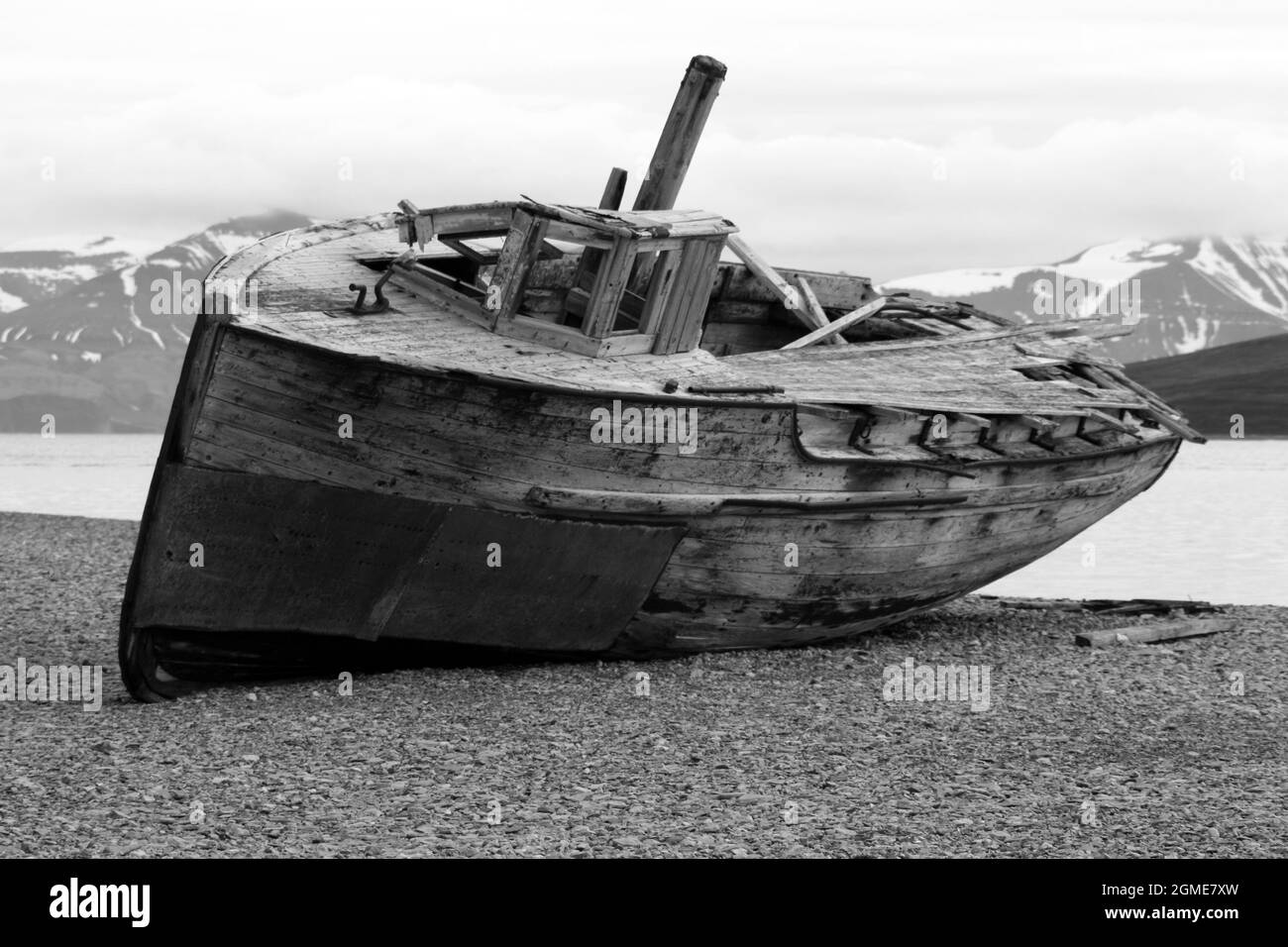 Vecchia barca in legno sulla costa di Svalbard Foto Stock