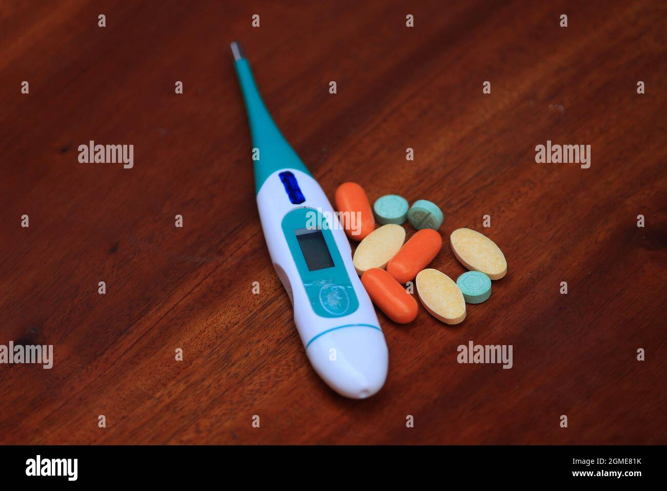 Durante la pandemia di COVID-19, preparare sempre apparecchiature mediche e medicinali. Foto di termometro e pillole per la medicina del dolore. Foto Stock