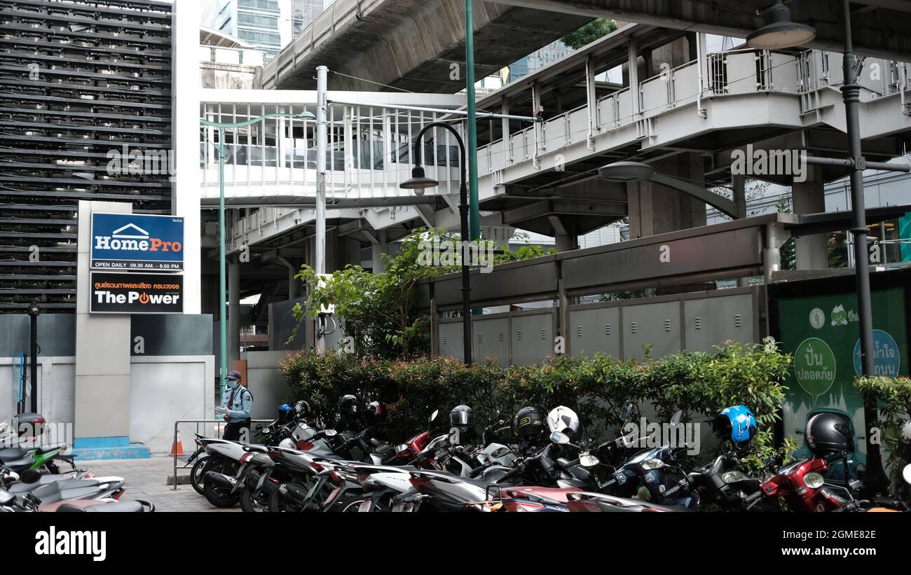 Sulla strada vicino alla stazione BTS di Chit Lom Bangkok Thailandia Foto Stock