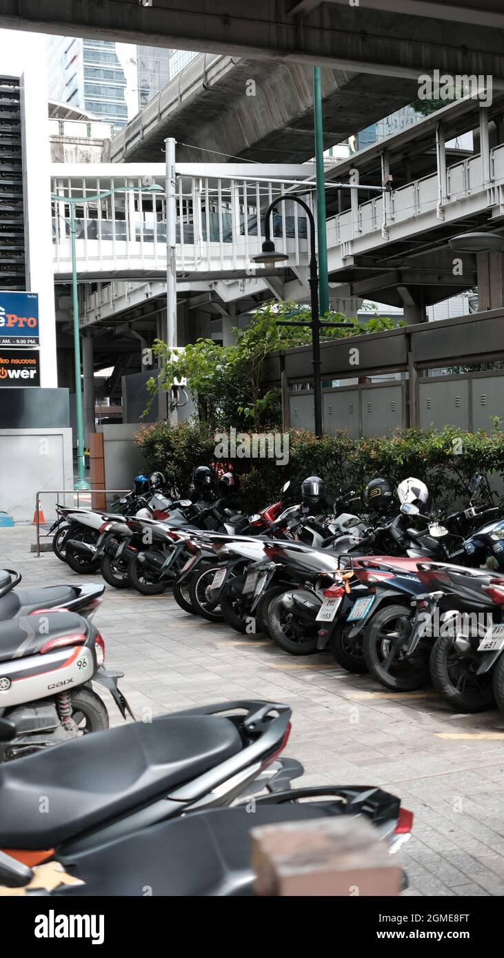 Sulla strada vicino alla stazione BTS di Chit Lom Bangkok Thailandia Foto Stock