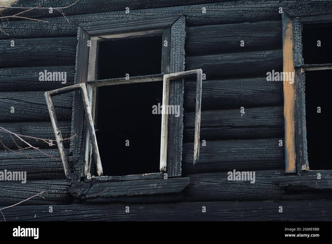 Casa di legno dopo il fuoco. Coals sui registri. Le ceneri della casa dal fuoco. Bruciato distrutto cottage. Foto Stock