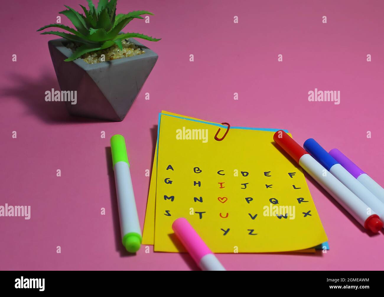 Romantico, amore e concetto di San Valentino. Primo piano di colore notepaper e penna colorata con testo MI PIACE U e alfabeto. Messa a fuoco selettiva. Foto Stock