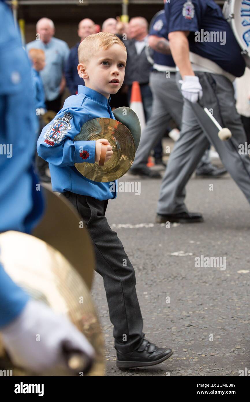 I membri della County Grand Orange Lodge partecipano all'annuale sfilata Orange Walk attraverso il centro della città di Glasgow. Si prevede che oltre 5,000 membri prenderanno parte a oltre 30 marce in tutta la città, gli ultimi anni le marce non sono state in grado di avere luogo a causa delle restrizioni del coronavirus relative alle dimensioni delle riunioni all'aperto. Data foto: Sabato 18 settembre 2021. Foto Stock