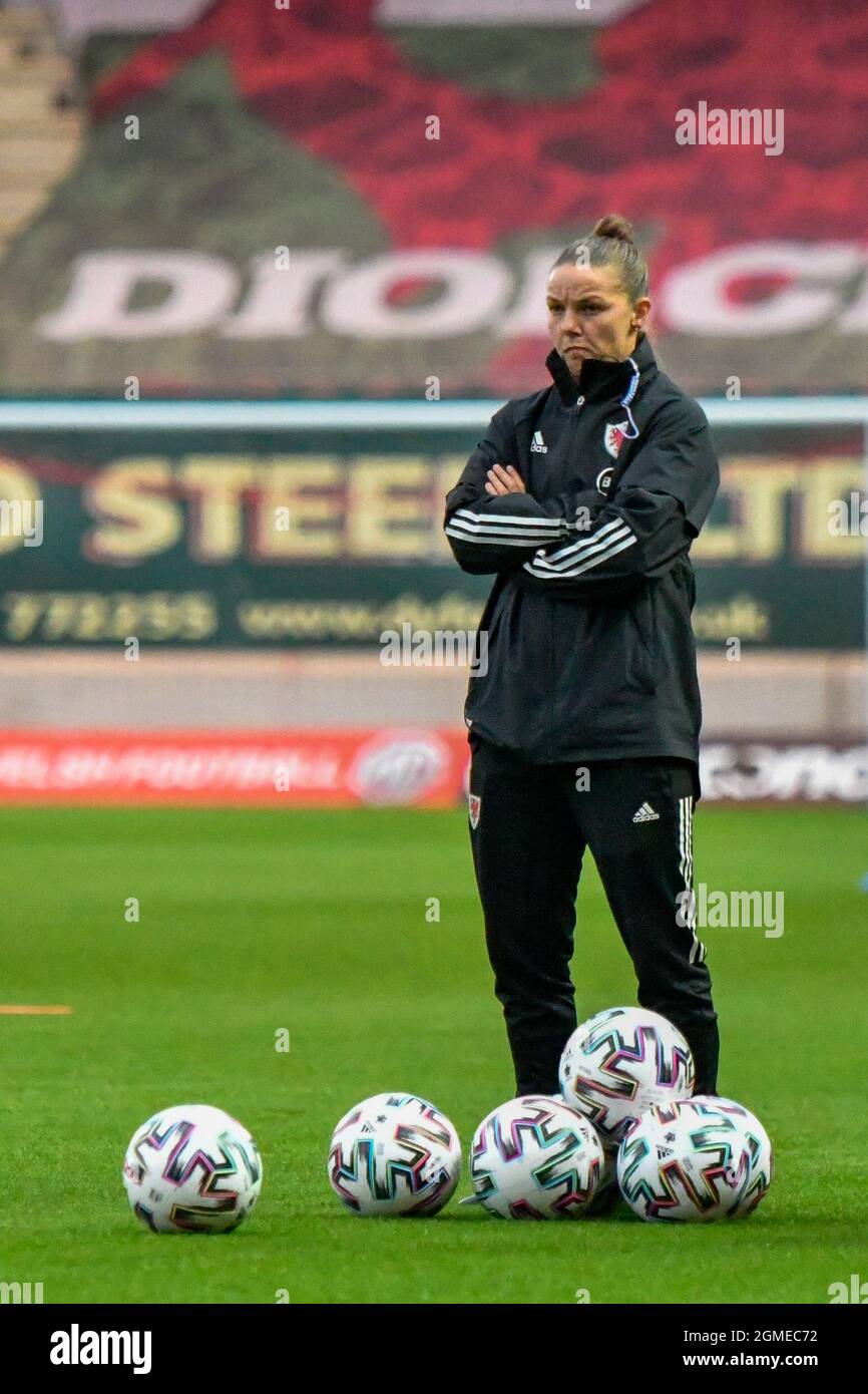 Llanelli, Galles. 17 Settembre 2021. Coach Loren Dykes of Wales Women Women guarda il warm-up pre-partita prima della FIFA Women's World Cup 2023 Qualifier group i match tra Galles e Kazakhstan al Parc y Scarlets di Llanelli, Galles, Regno Unito, il 17 settembre 2021. Credit: Duncan Thomas/Majestic Media/Alamy Live News. Foto Stock