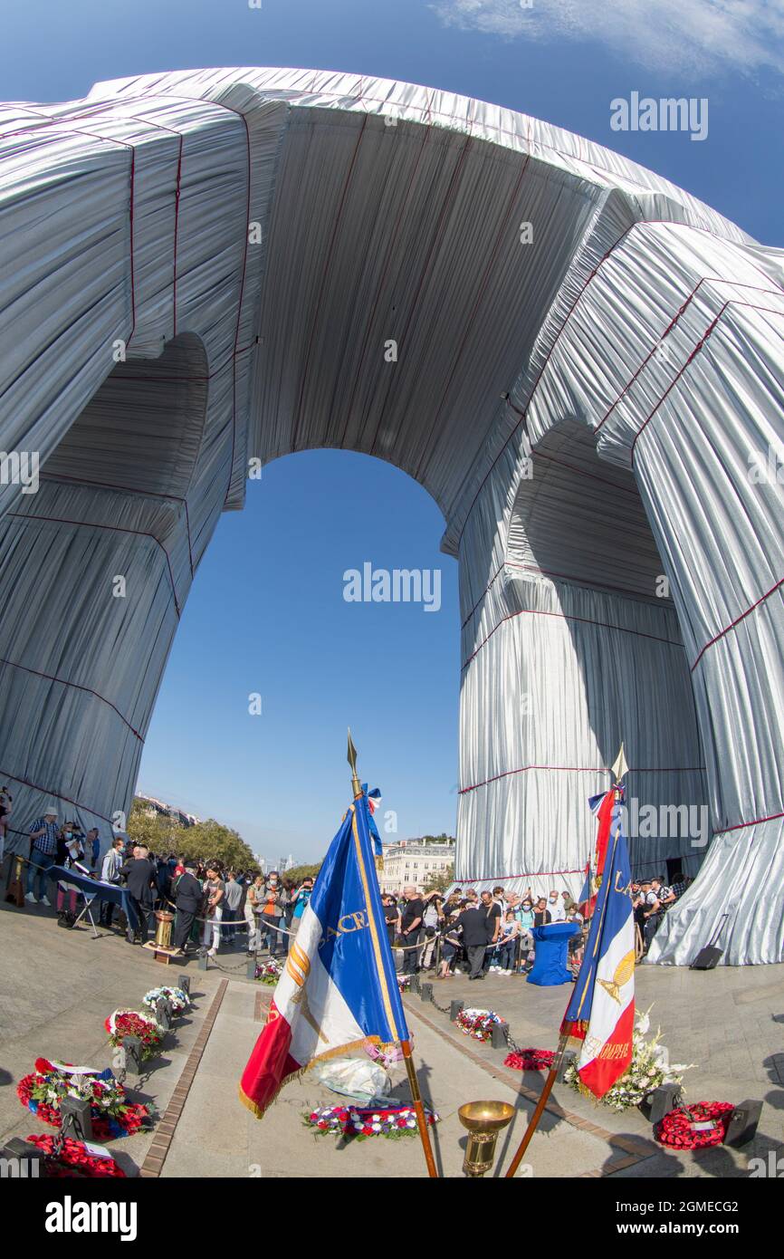 PRIMO GIORNO DI APERTURA L'ARC DE TRIOMPHE AVVOLTO Foto Stock