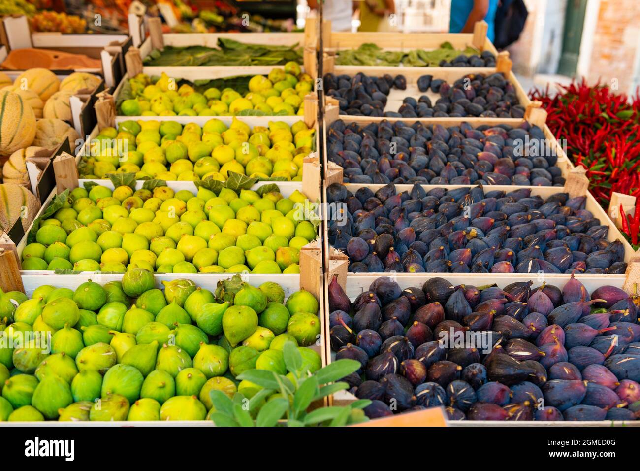 Fichi freschi sugli scaffali del mercato. Mercato stradale in Italia. Cucina mediterranea tradizionale Foto Stock