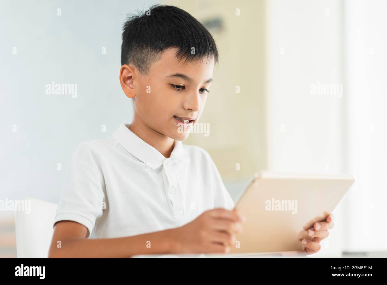 Ragazzo che guarda il tablet.studiare online.guardare video. Foto Stock