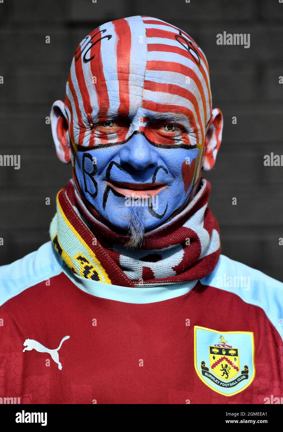 John Withington, fan di Burnley, si pone per una foto prima della partita della Premier League a Turf Moor, Burnley. Data foto: Sabato 18 settembre 2021. Foto Stock