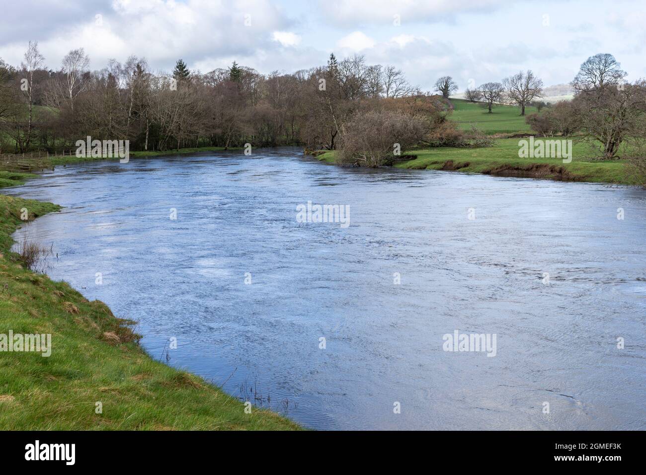Fiume Derwent presso la distilleria di laghi, Cumbria, Regno Unito Foto Stock