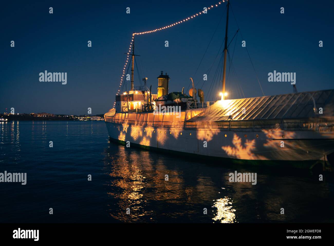 CSS Acadia di notte con luci fiocchi di neve su di esso Foto Stock