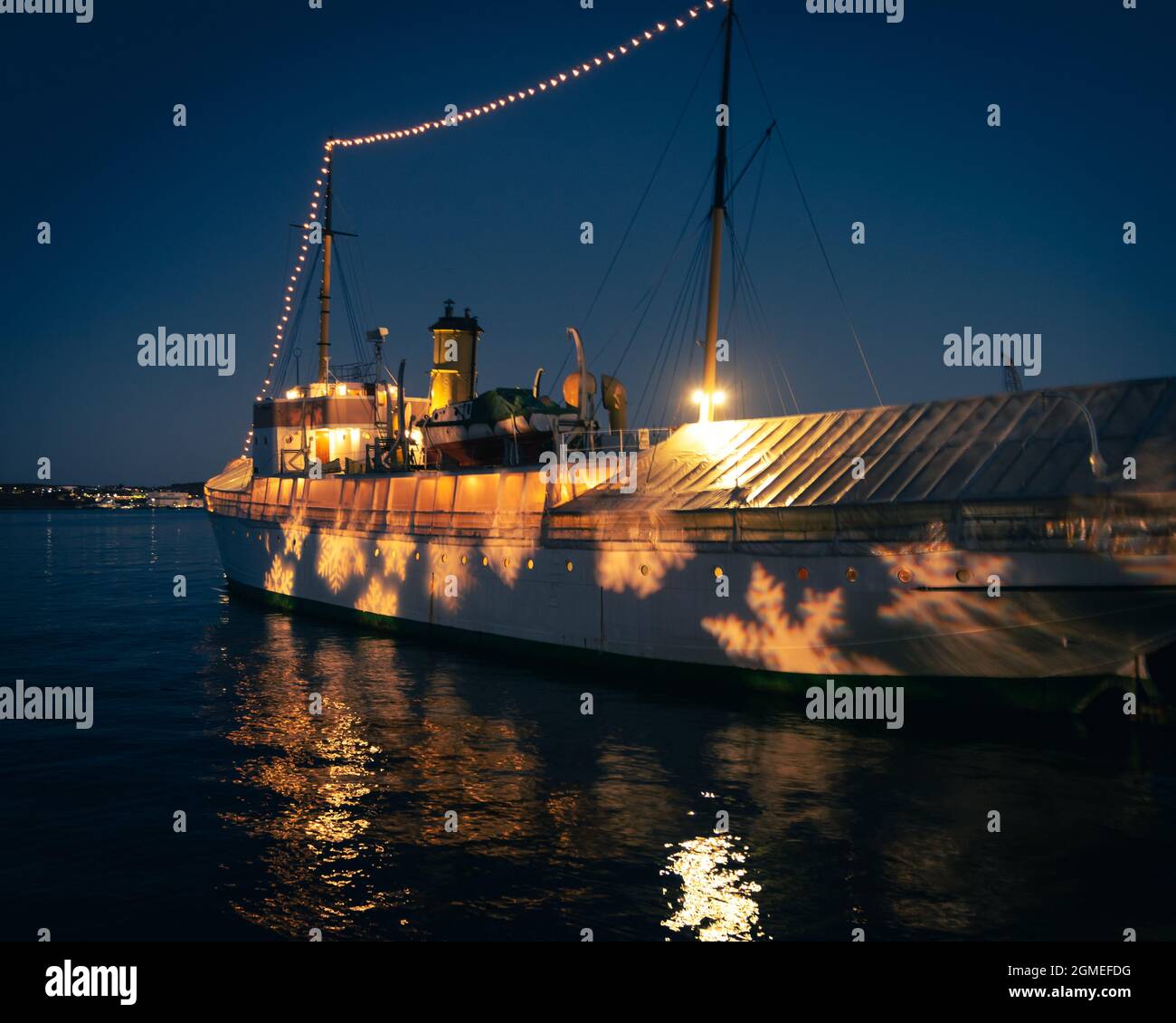 CSS Acadia di notte con luci fiocchi di neve su di esso Foto Stock