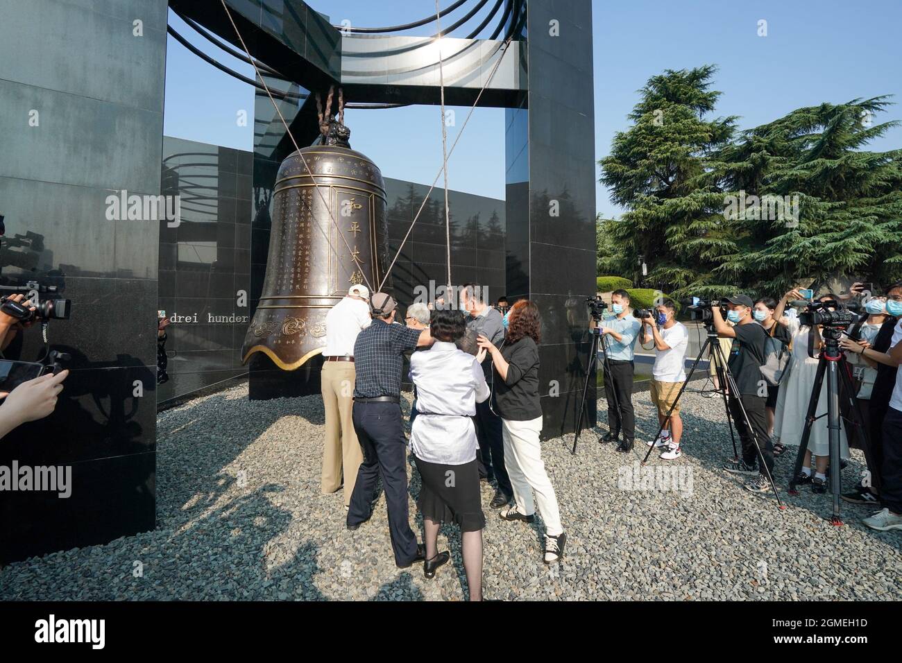 Nanjing, Cina. 18 settembre 2021. I rappresentanti dei discendenti dei sopravvissuti al massacro di Nanjing partecipano ad una cerimonia di campanileggio che segna il 90° anniversario dell'incidente del 'settembre 18' presso la Memorial Hall delle vittime nel massacro di Nanjing da parte degli invasori giapponesi a Nanjing, capitale della Cina orientale, 18 settembre 2021. Credit: Li Bo/Xinhua/Alamy Live News Foto Stock