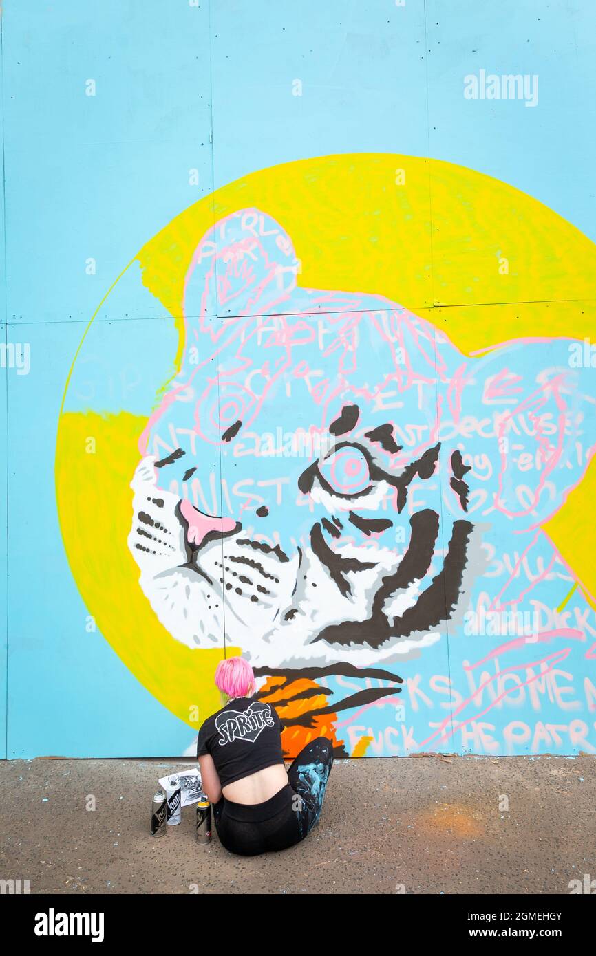 Birmingham, Regno Unito. 18 settembre 2021. L'artista Graffiti 'Sprite' al lavoro durante l'High Vis Street Culture Festival che si svolge nel fine settimana a Digbeth, Birmingham. Il quartiere di Digbeth della città è conosciuto per la sua cultura dei graffiti di strada. Credit: Peter Lopeman/Alamy Live News Foto Stock