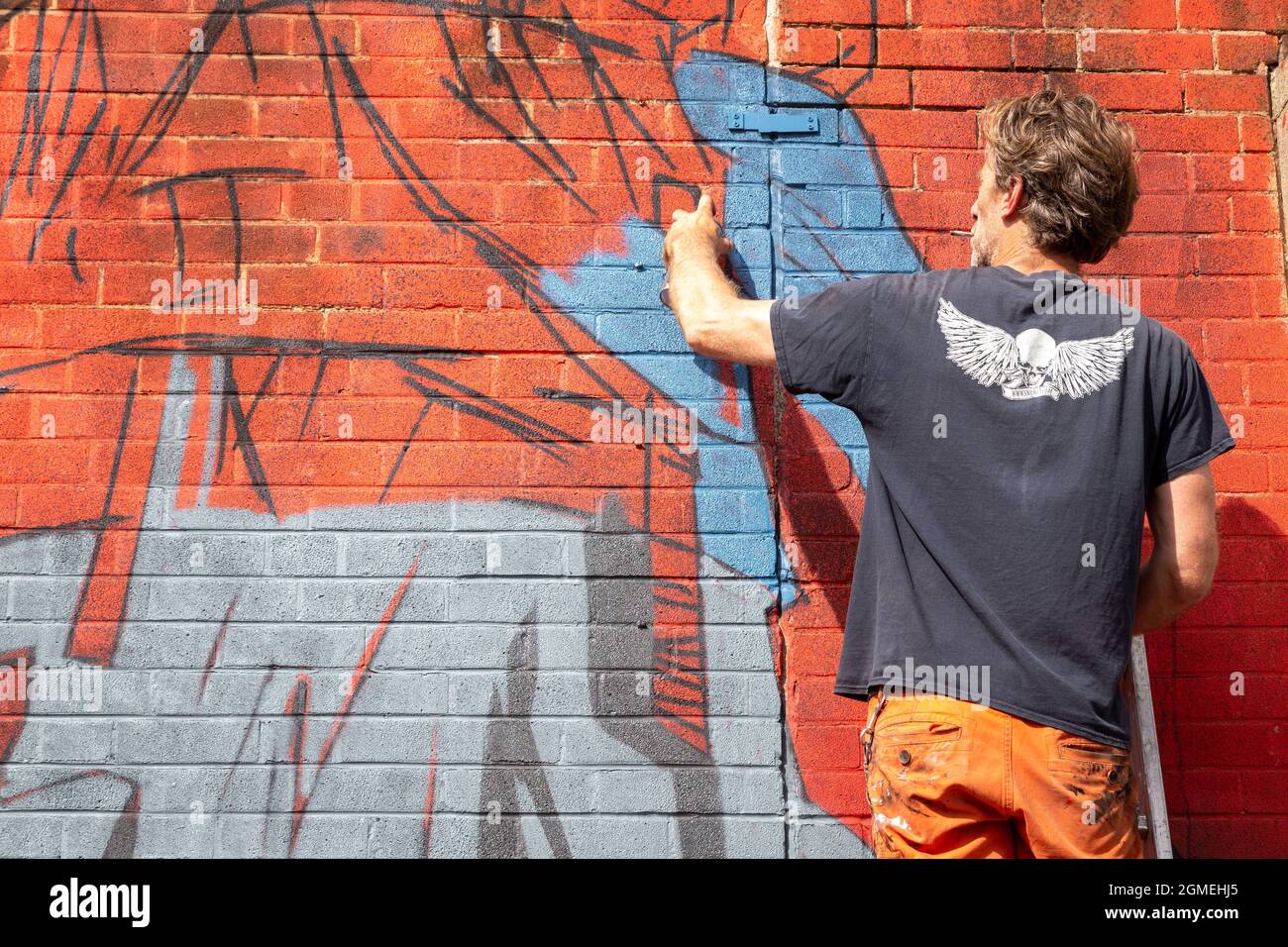 Birmingham, Regno Unito. 18 settembre 2021. Un artista graffiti al lavoro durante l'High Vis Street Culture Festival che si svolge nel corso del fine settimana a Digbeth, Birmingham. Il quartiere di Digbeth della città è conosciuto per la sua cultura dei graffiti di strada. Credit: Peter Lopeman/Alamy Live News Foto Stock