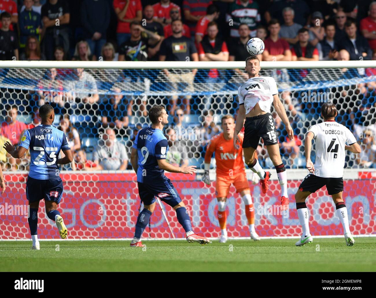 Sam Lavelle di Charlton Athletic (seconda a destra) dirige la palla durante la partita della Sky Bet League One ad Adams Park, Wycombe. Data foto: Sabato 18 settembre 2021. Foto Stock