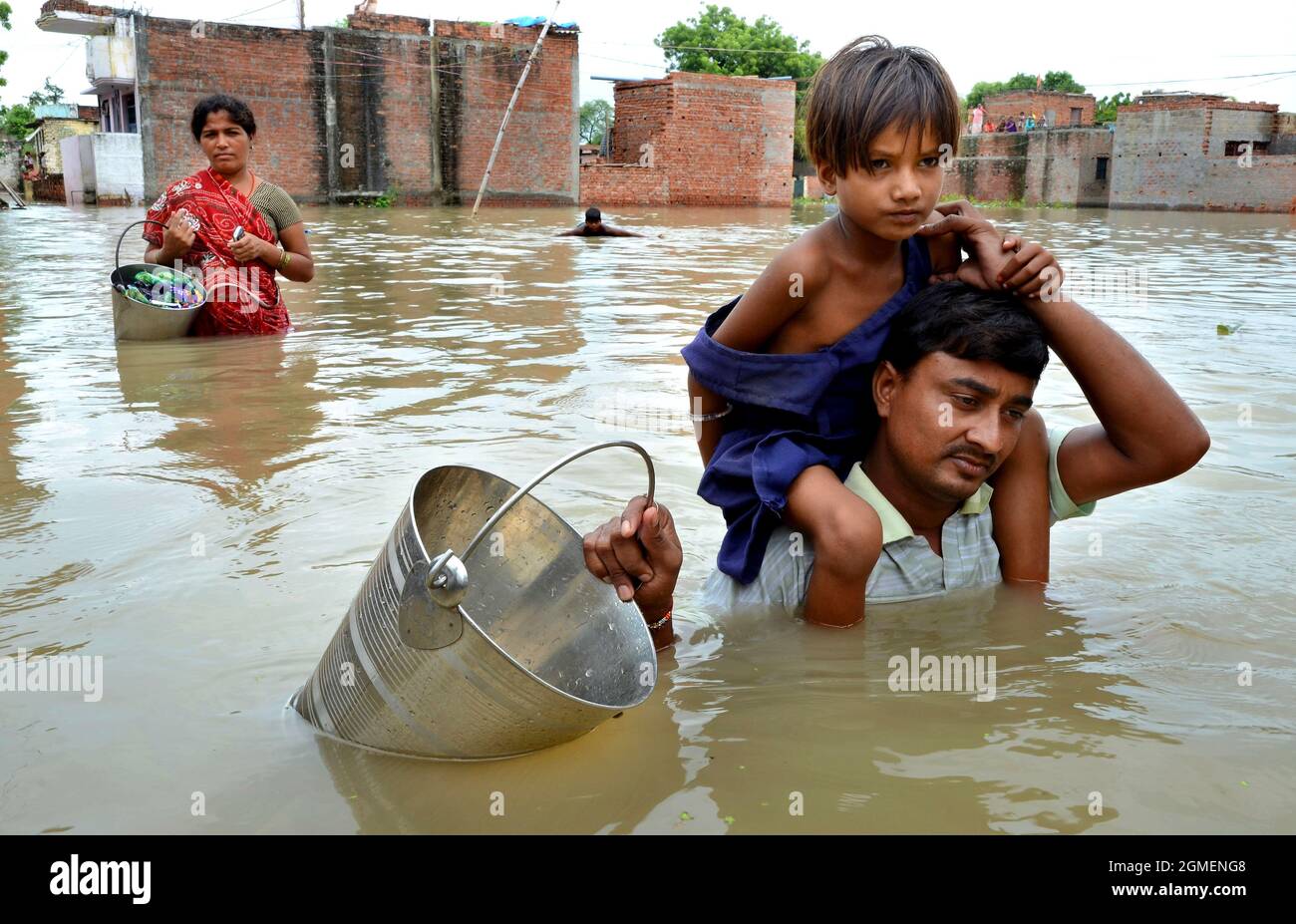 Le popolazioni rurali del villaggio di zona alluvione stanno lottando per l'acqua potabile a Varanasi, India nel 2013. Foto Stock