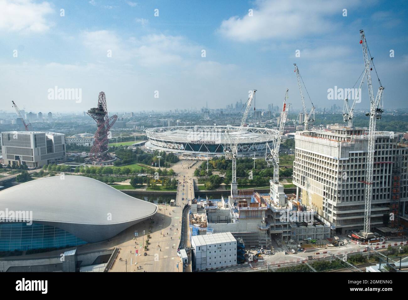 Vista aerea del parco olimpico Queen Elizabeth, del London Stadium, del London Aquatics Centre e dello skyline di East London, Stratford 2021 Foto Stock