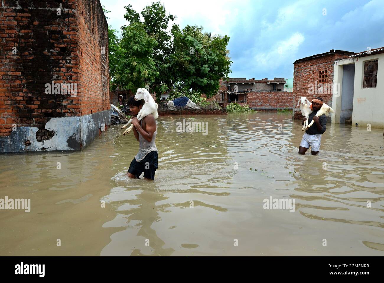 La gente rurale del villaggio è senza casa a causa di inondazioni distruttive e acqua registrate a Varanasi, Uttarprades in India durante l'anno 2013. Foto Stock