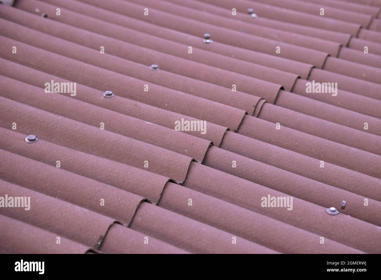riparazione del tetto con fogli di ondulina Foto stock - Alamy