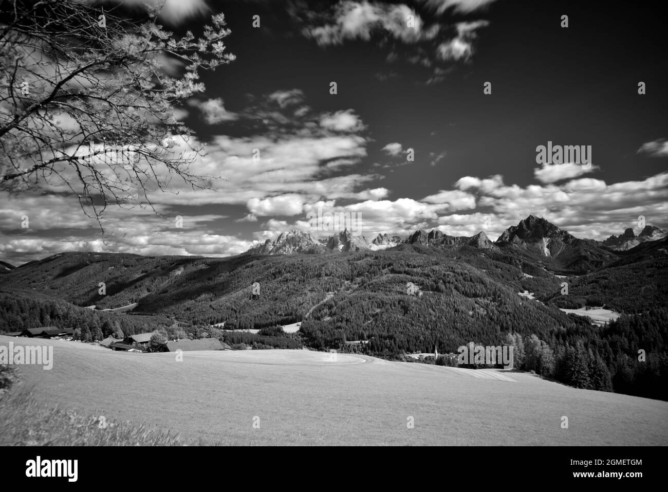 Immagine in bianco e nero di parte delle Dolomiti con il Gruppo Baranci e Picco Vallandro. Foto a infrarossi Foto Stock