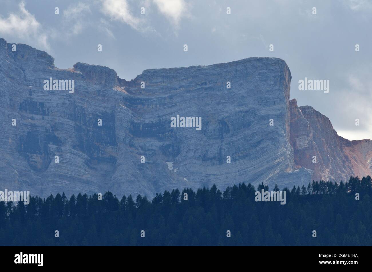 L'imponente massa rocciosa della Croda del Becco, la montagna che si affaccia sulla parte superiore del Lago di Braies Foto Stock