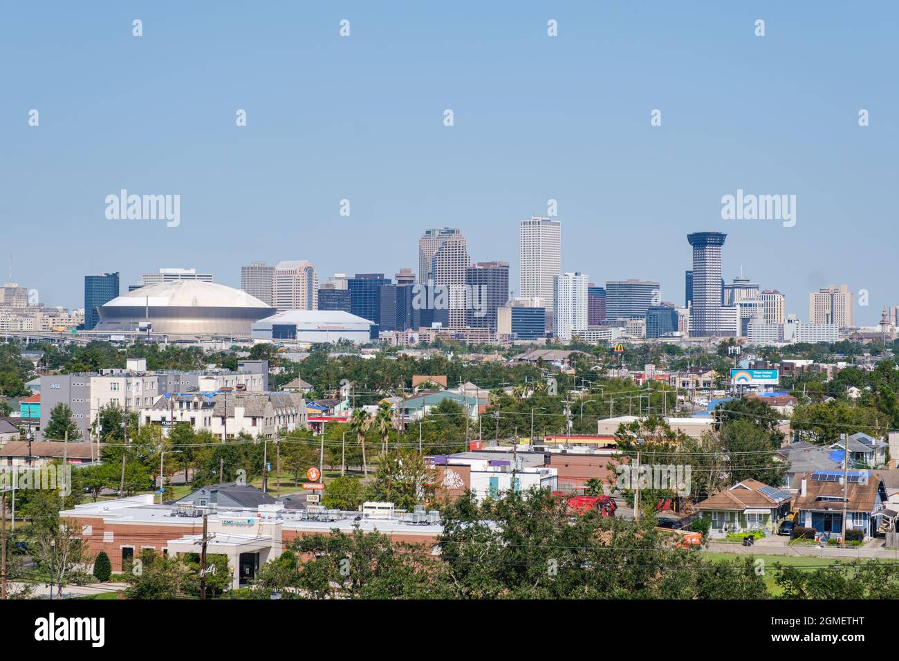 NEW ORLEANS, LA, Stati Uniti d'America - 11 SETTEMBRE 2021: Vista aerea del quartiere Uptown e del centro città, dopo l'uragano Ida Foto Stock