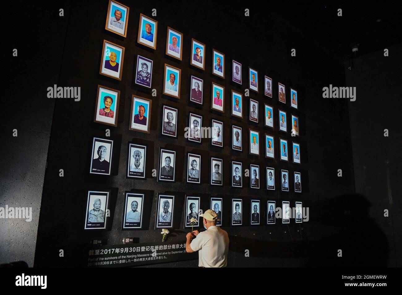 Nanjing, Cina. 18 settembre 2021. Un parente di Nanjing Massacre sopravvissuto Cai Lihua presenta un fiore alla Sala commemorativa delle vittime nel Massacro di Nanjing da parte degli invasori giapponesi a Nanjing, capitale della Cina orientale, 18 settembre 2021. CAI Lihua è scomparso quest'anno. La sala commemorativa ha tenuto una cerimonia il sabato per commemorare i sopravvissuti al massacro di Nanjing che sono scomparsi quest'anno. Attualmente, il numero di sopravvissuti registrati del massacro è sceso a 64. Credit: Li Bo/Xinhua/Alamy Live News Foto Stock