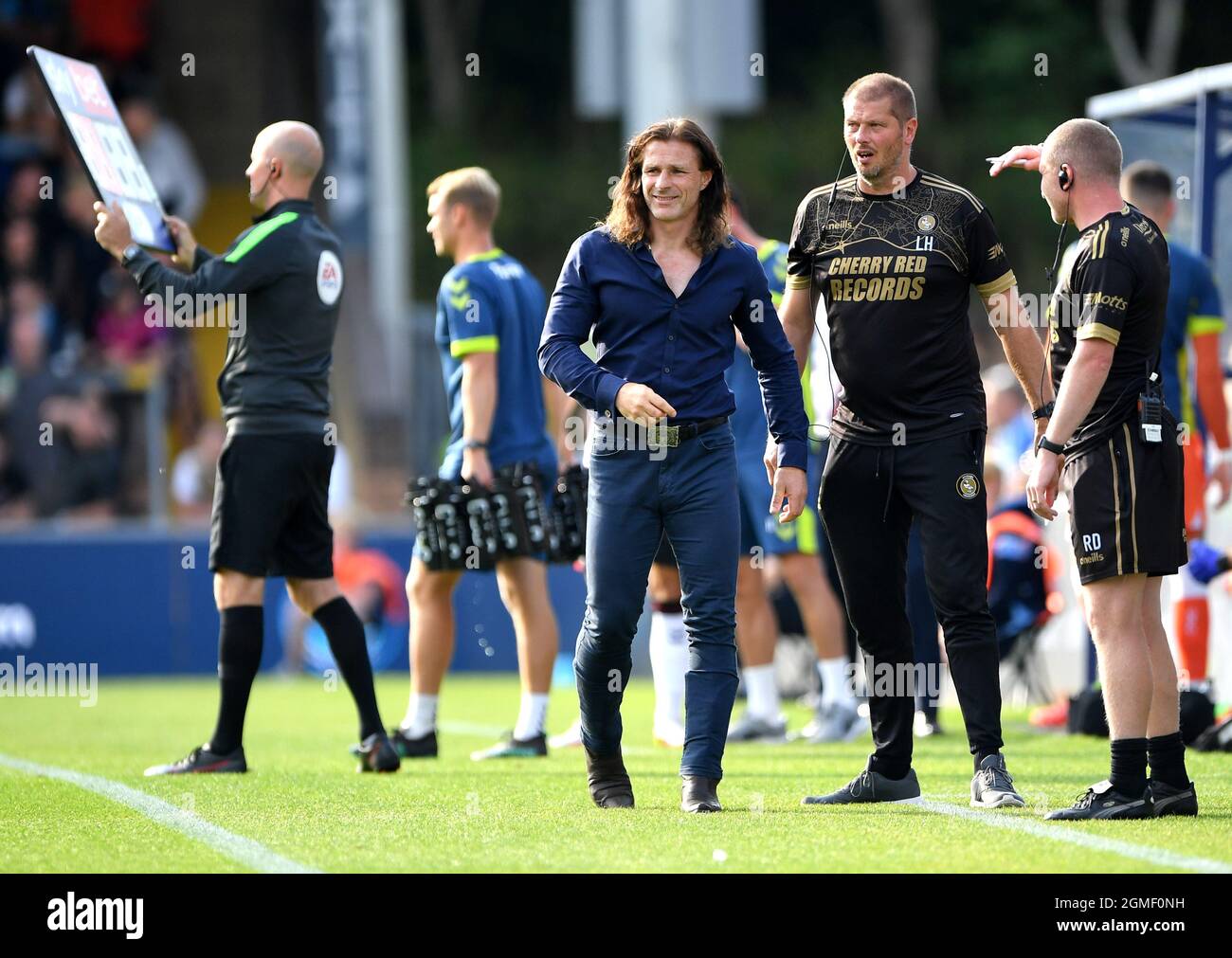 Gareth Ainsworth, il manager di Wycombe Wanderers, è in prima linea durante la partita della Sky Bet League One ad Adams Park, Wycombe. Data foto: Sabato 18 settembre 2021. Foto Stock