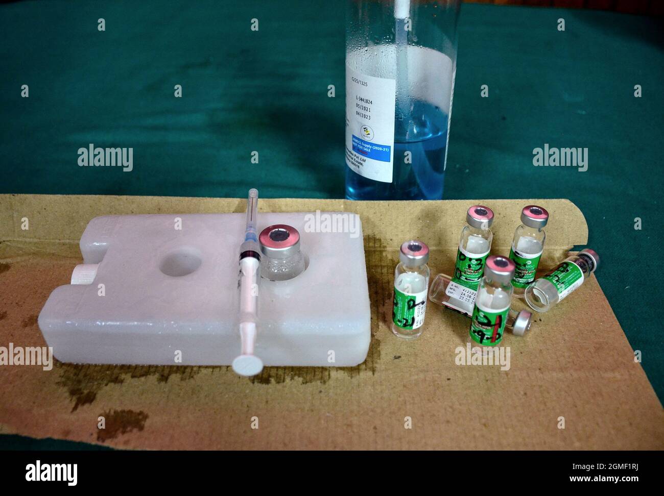 Srinagar, India. 18 settembre 2021. I flaconcini vuoti di vaccino di Coronavirus Covishield si trovano su un tavolo durante un ciclo di vaccinazione. Credit: SOPA Images Limited/Alamy Live News Foto Stock