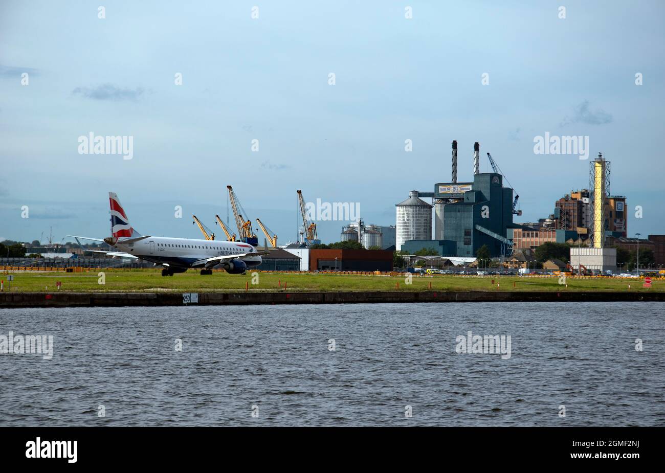 17 settembre 2021 - Londra, Regno Unito: British Airways aereo a London City Airpot, remoto digitale torre di controllo del traffico aereo visibile Foto Stock