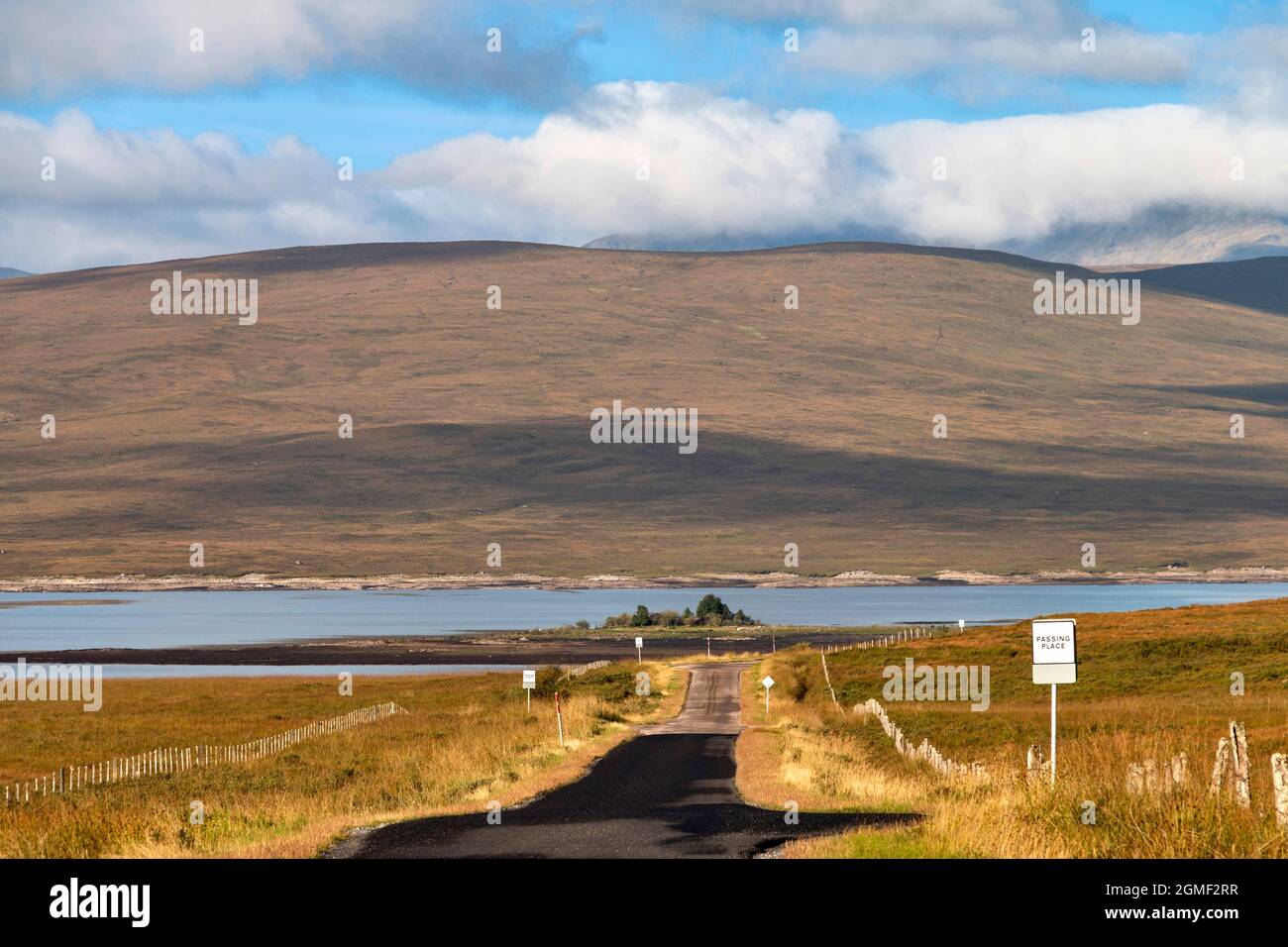 LOCH SHIN SUTHERLAND SCOZIA FINE ESTATE STRADA A CIRCUITO SINGOLO PER 17 MIGLIA CON MOLTI POSTI DI PASSAGGIO Foto Stock