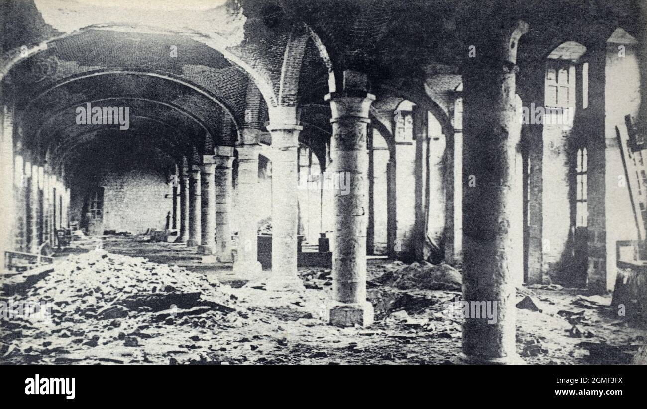 Una vista interna storica della Ypres Cloth Hall, danneggiata dal fuoco di artiglieria durante i combattimenti sullo Yser. Anteriore. Foto Stock