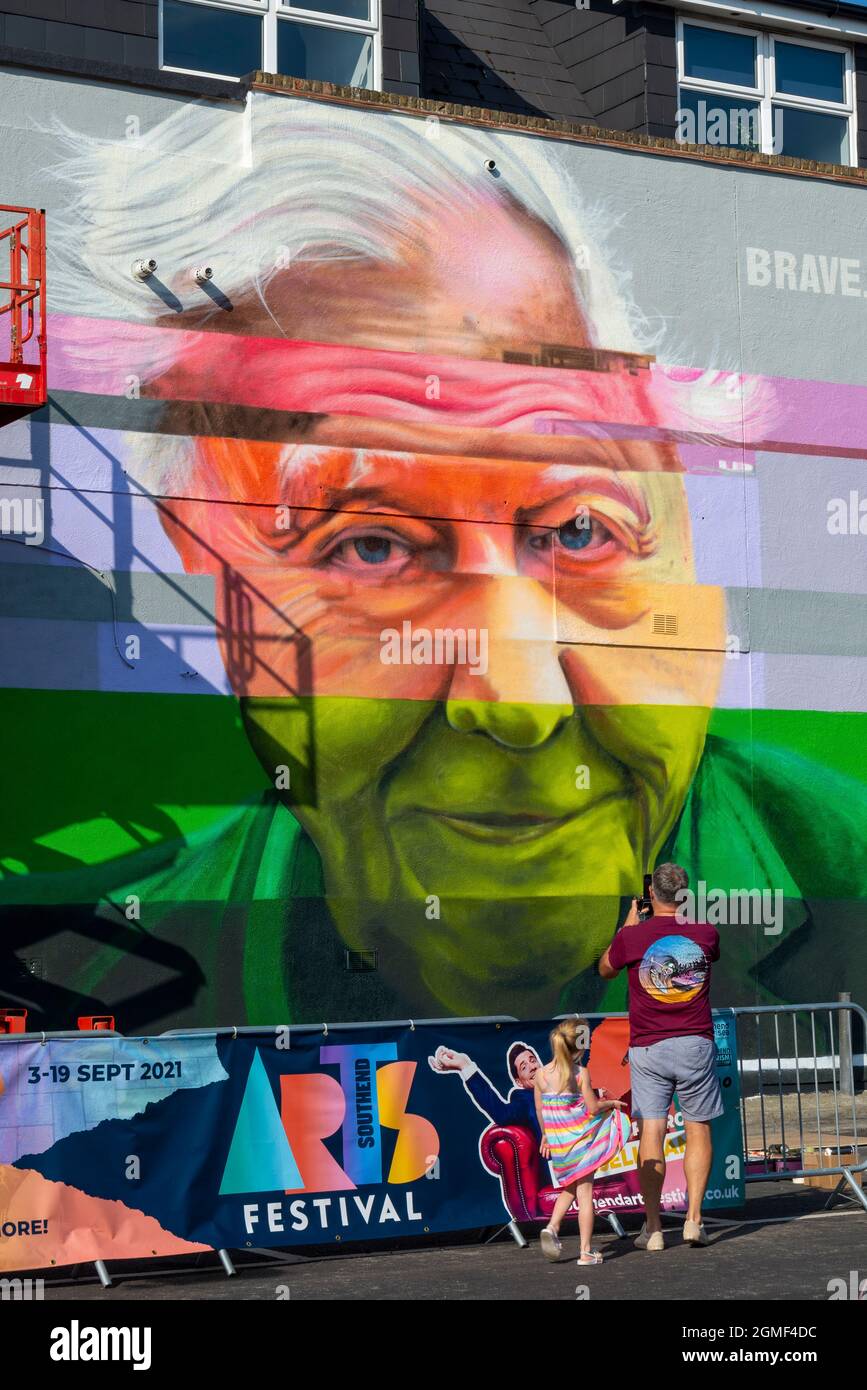 Southend on Sea, Essex, Regno Unito. 18 settembre 2021. Le pareti terminali delle case sono state trasformate in gigantesche opere d'arte per il Southend Arts Festival, con i pezzi chiamati Making Waves. Uno è una somiglianza di Sir David Attenborough in uno stile effetto glitch di Scott Irving Foto Stock