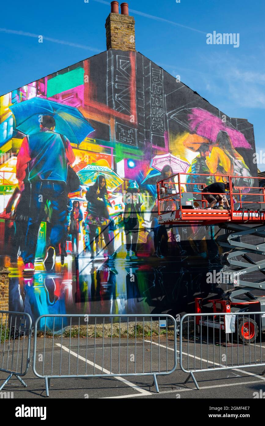 Southend on Sea, Essex, Regno Unito. 18 settembre 2021. Le pareti terminali delle case sono state trasformate in gigantesche opere d'arte per il Southend Arts Festival, con i pezzi chiamati Making Waves. DaN Kitchener è uno degli artisti coinvolti, con una scena di strada giapponese intitolata Akihabara Foto Stock