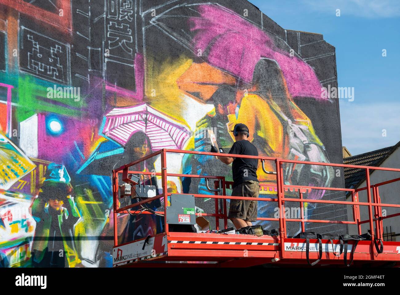 Southend on Sea, Essex, Regno Unito. 18 settembre 2021. Le pareti terminali delle case sono state trasformate in gigantesche opere d'arte per il Southend Arts Festival, con i pezzi chiamati Making Waves. DaN Kitchener è uno degli artisti coinvolti, con una scena di strada giapponese intitolata Akihabara Foto Stock