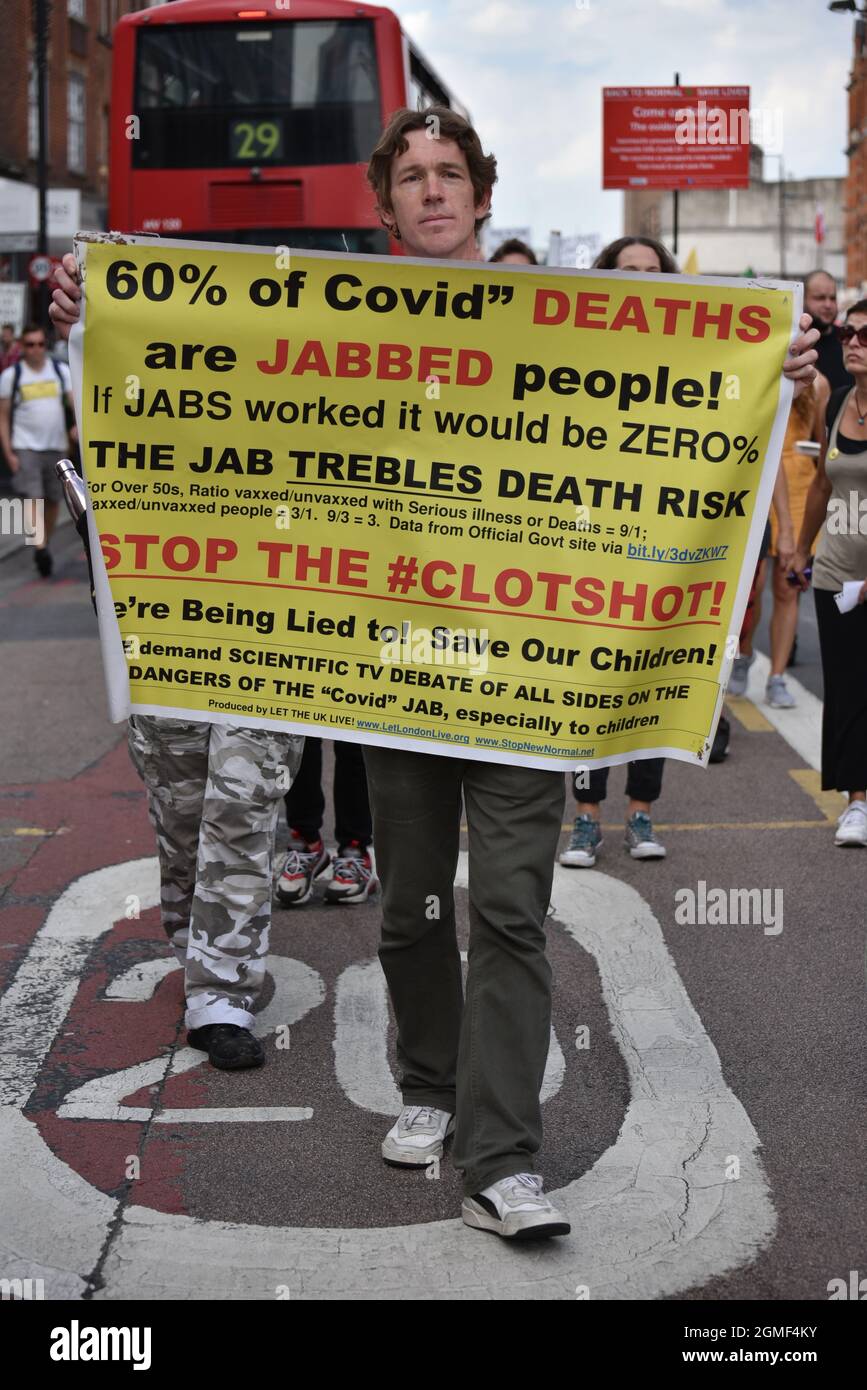 Londra, Regno Unito. 18 settembre 2021. I manifestanti antivaccini marciano da Regent's Park a Piazza del Parlamento per il "World Wide Rally for Freedom" contro le vaccinazioni dei bambini e i passaporti dei vaccini. Credit: Andrea Domeniconi/Alamy Live News Foto Stock