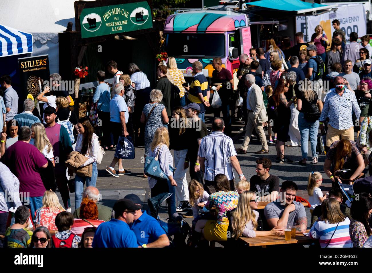 La folla torna ad Abergavenny Food Festival 2021 dopo la sua cancellazione legata al pademico nel 2020. Foto Stock