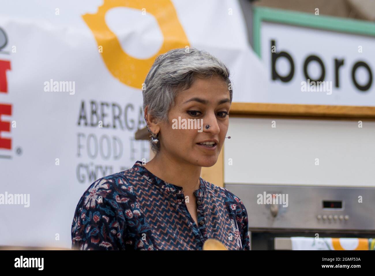 Chetna Makan, chef e autore appare ad un cuoco-in ad Abergavenny Food Festival 2021. Foto Stock