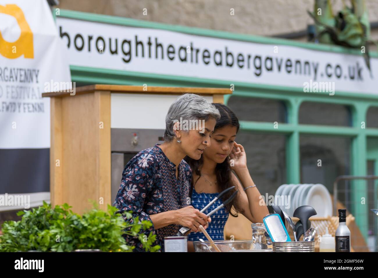 Chetna Makan, chef e autore appare ad un cuoco-in ad Abergavenny Food Festival 2021. Foto Stock