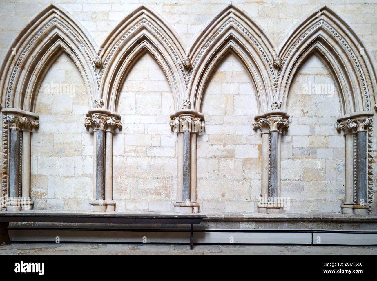 Arco decorativo in pietra gotica su un muro presso la cattedrale medievale di Lincoln, Inghilterra. Foto Stock