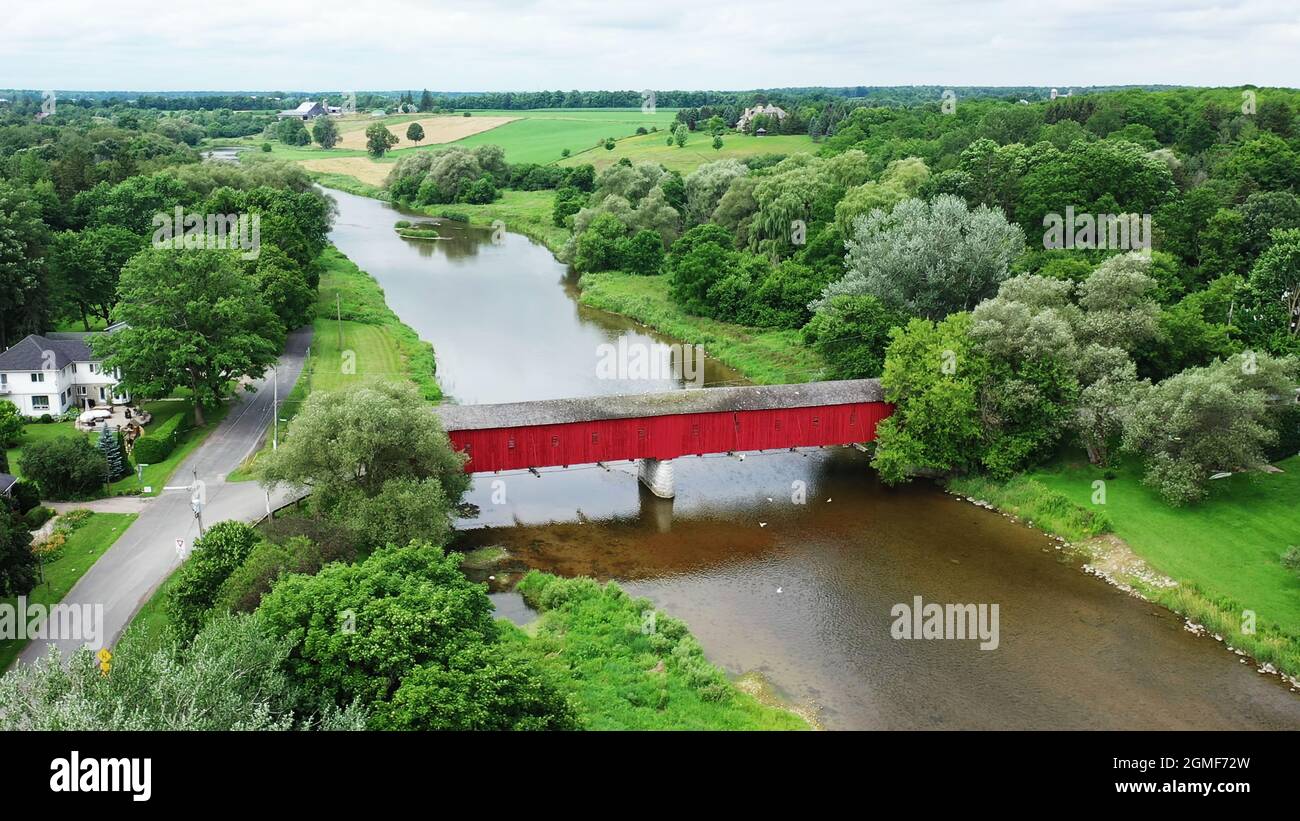 Una scena aerea di Montrose Covered Bridge, Ontario, Canada Foto Stock