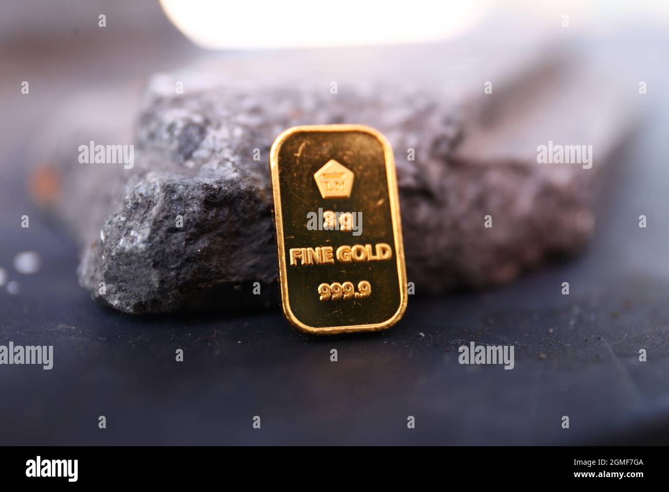 Sidoarjo, Indonesia - 21 luglio 2021: Barra d'oro fine (goldbar) su sfondo nero, prodotta da PT Aneka Tambang (Antam) Indonesia. Foto Stock
