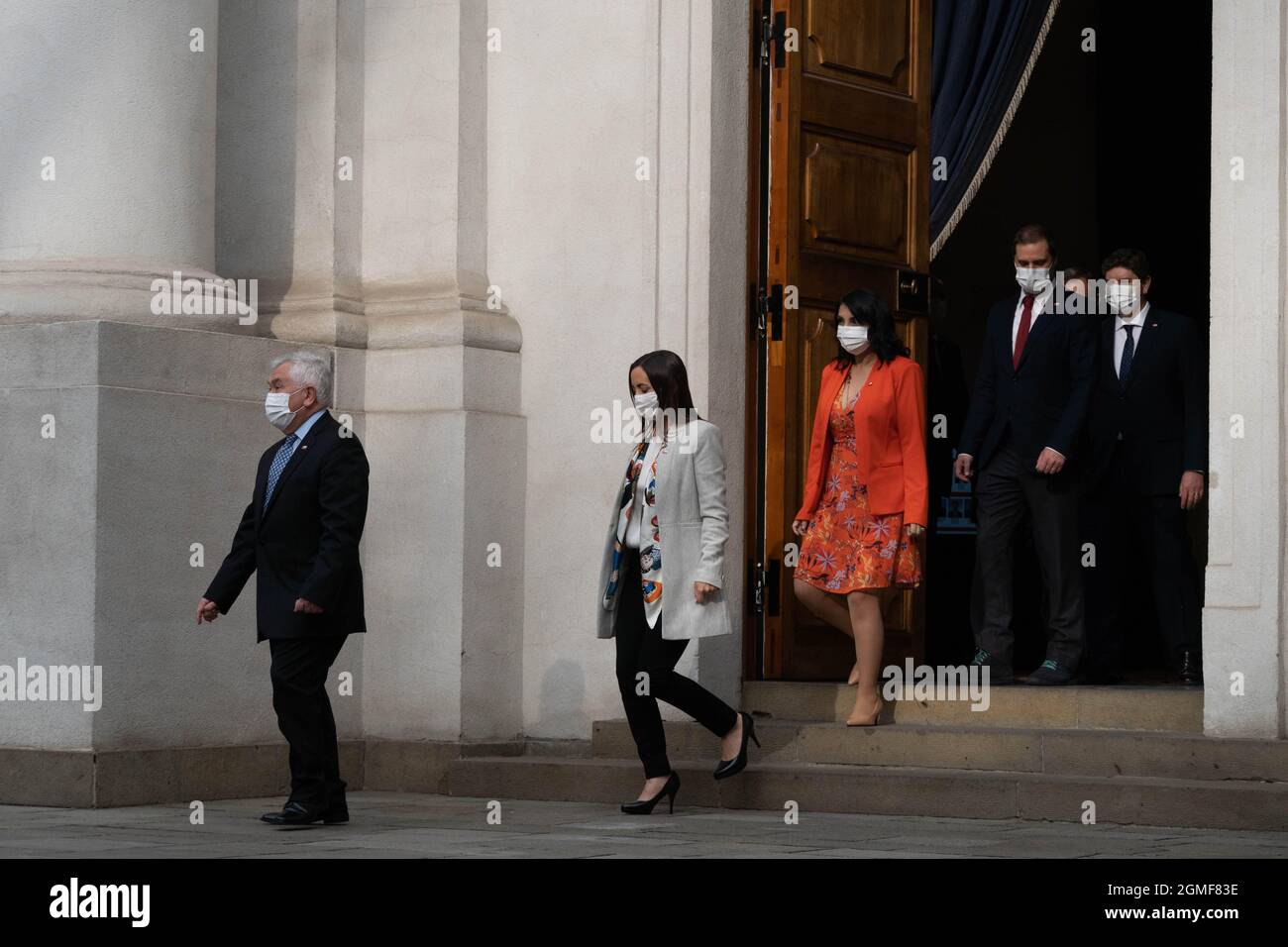 Santiago, Metropolitana, Cile. 18 settembre 2021. I ministri vanno nel cortile del palazzo presidenziale la Moneda, per scattare foto ufficiali del governo con il presidente PiÃ±era, il giorno in cui si celebra l'indipendenza del Cile. Settembre 18, 2021. (Credit Image: © Matias Basualdo/ZUMA Press Wire) Foto Stock