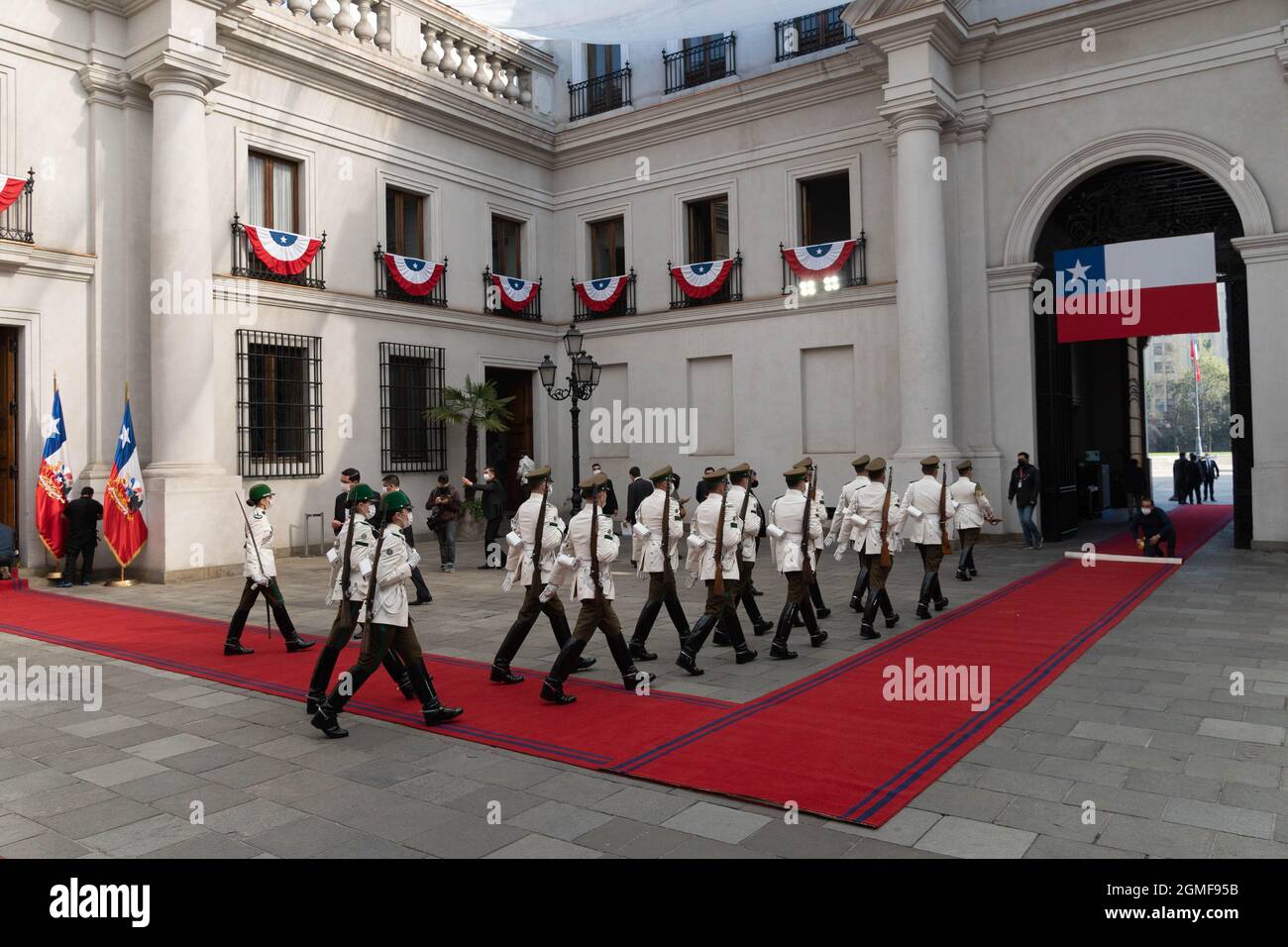 Santiago, Metropolitana, Cile. 18 settembre 2021. Un gruppo di Carabineros cammina attraverso il palazzo presidenziale la Moneda, prima che il presidente PiÃ±era parte per il te Deum, il giorno in cui viene celebrata l'indipendenza del Cile. Settembre 18, 2021. (Credit Image: © Matias Basualdo/ZUMA Press Wire) Foto Stock