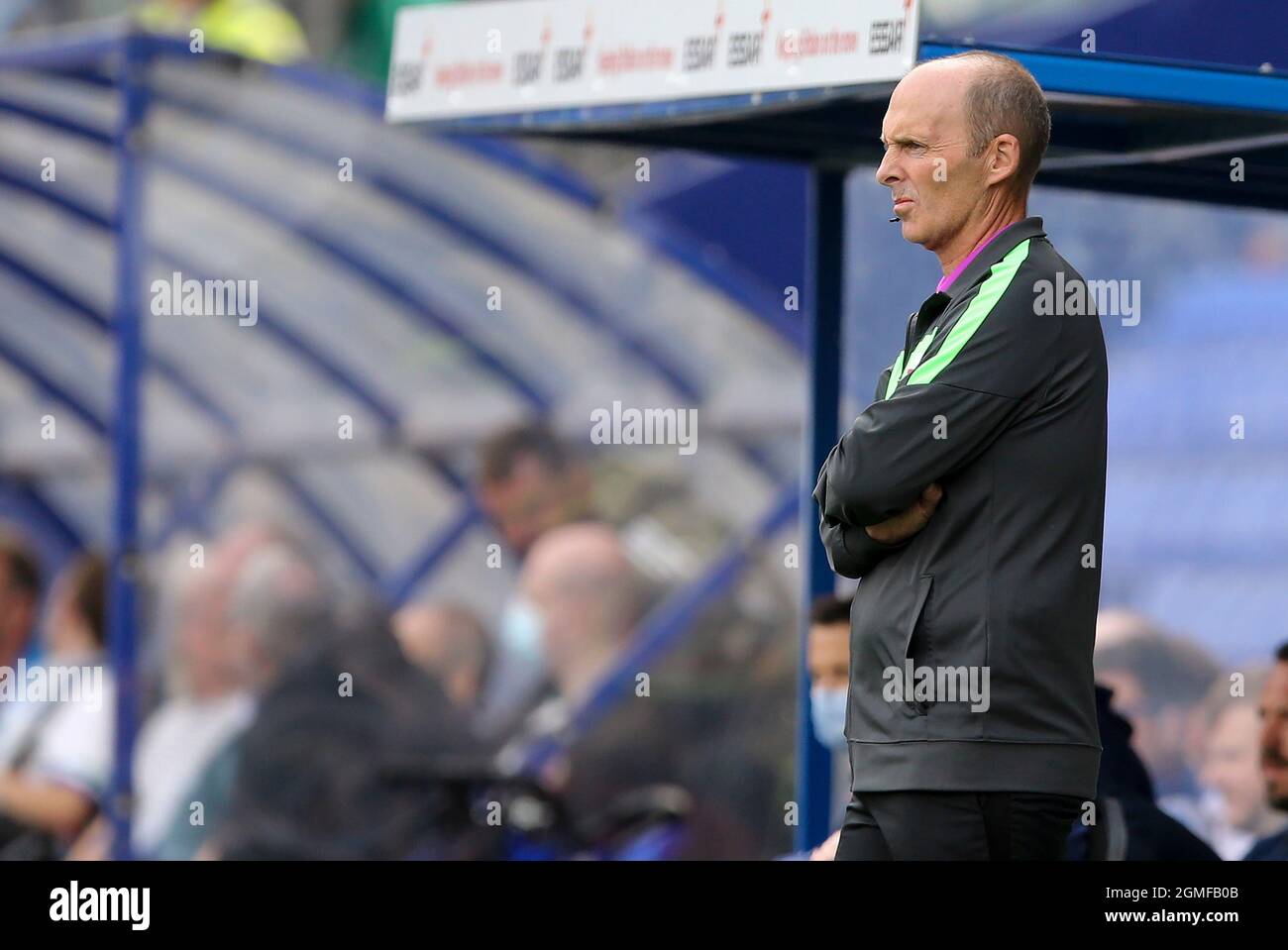 Premier League arbitro e fan di Tranmere Mike Dean è portato in essere il quarto ufficiale dopo che l'assistente dell'arbitro è stato ferito. EFL Skybet Football League Two match, Tranmere Rovers v Salford City at Prenton Park, Birkenhead, Wirral sabato 18 settembre 2021. Questa immagine può essere utilizzata solo per scopi editoriali. Solo per uso editoriale, licenza richiesta per uso commerciale. Nessun uso in scommesse, giochi o un singolo club/campionato/player publications.pic di Chris Stading/Andrew Orchard sport photography/Alamy Live News Foto Stock