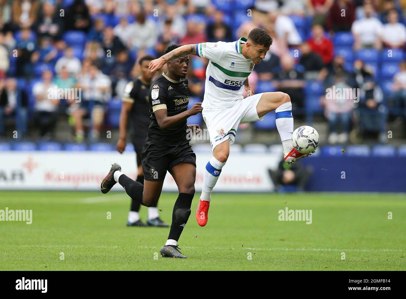 Birkenhead, Regno Unito. 18 settembre 2021. Kieron Morris di Tranmere Rovers controlla la palla. EFL Skybet Football League Two match, Tranmere Rovers v Salford City at Prenton Park, Birkenhead, Wirral sabato 18 settembre 2021. Questa immagine può essere utilizzata solo per scopi editoriali. Solo per uso editoriale, licenza richiesta per uso commerciale. Nessun uso in scommesse, giochi o un singolo club/campionato/giocatore publications.pic di Chris Stading/Andrew Orchard sport fotografia/Alamy Live News credito: Andrew Orchard sport fotografia/Alamy Live News Foto Stock