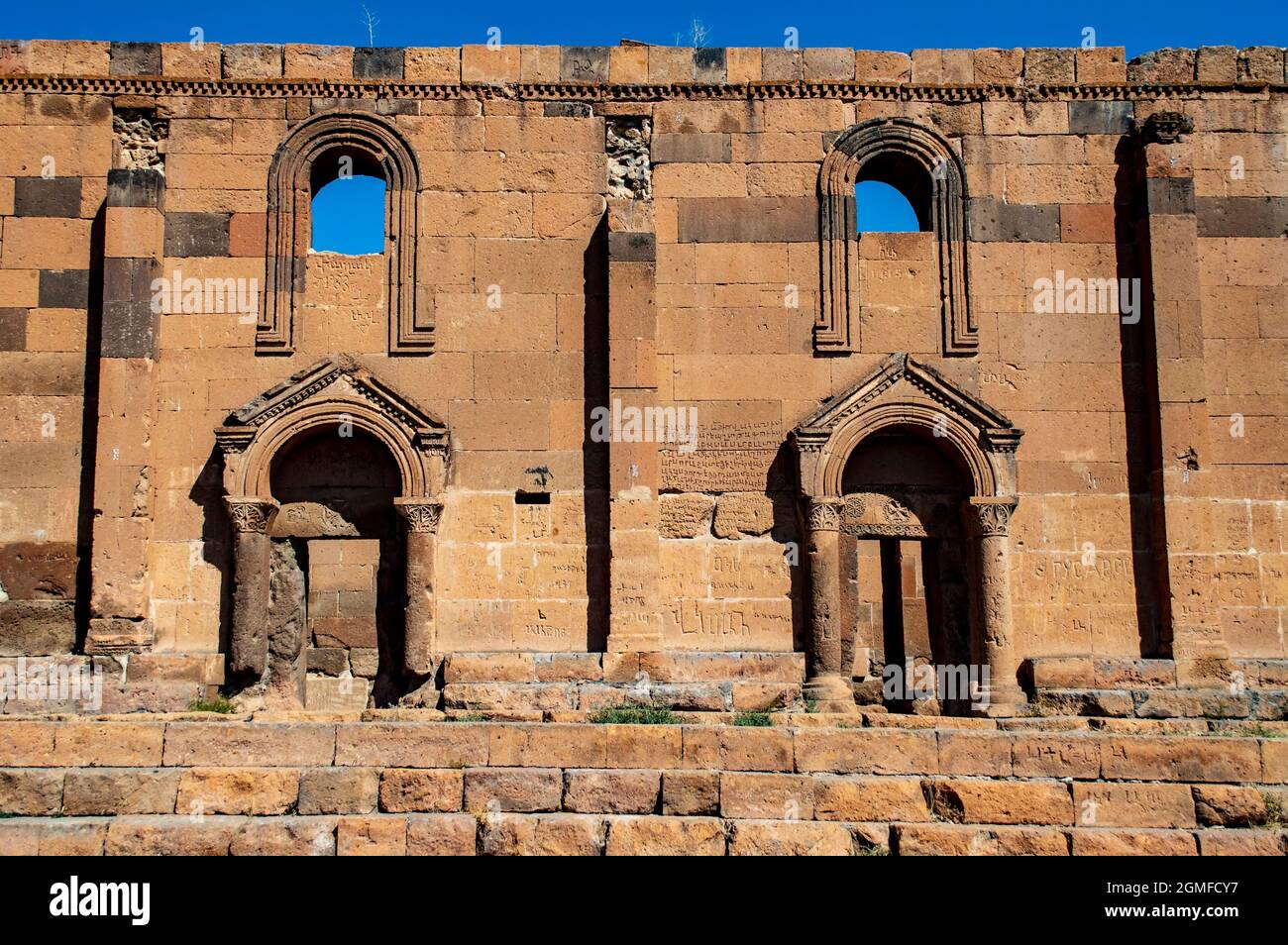 Lato meridionale della chiesa della basilica di Yeruyk in Armenia Foto Stock