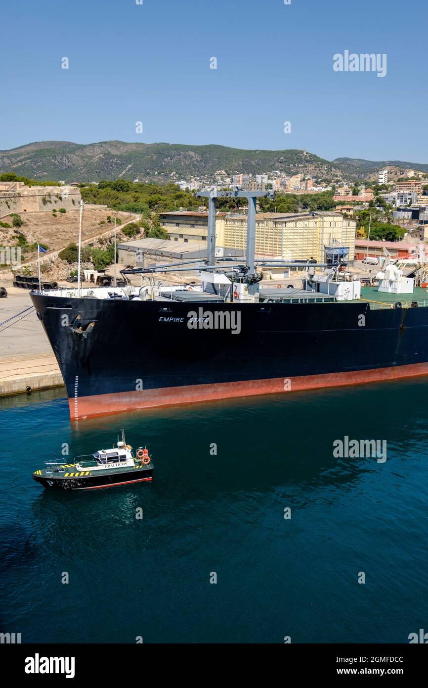 Nave da carico nel porto di Palma, Maiorca, Isole Baleari, Spagna. Foto Stock