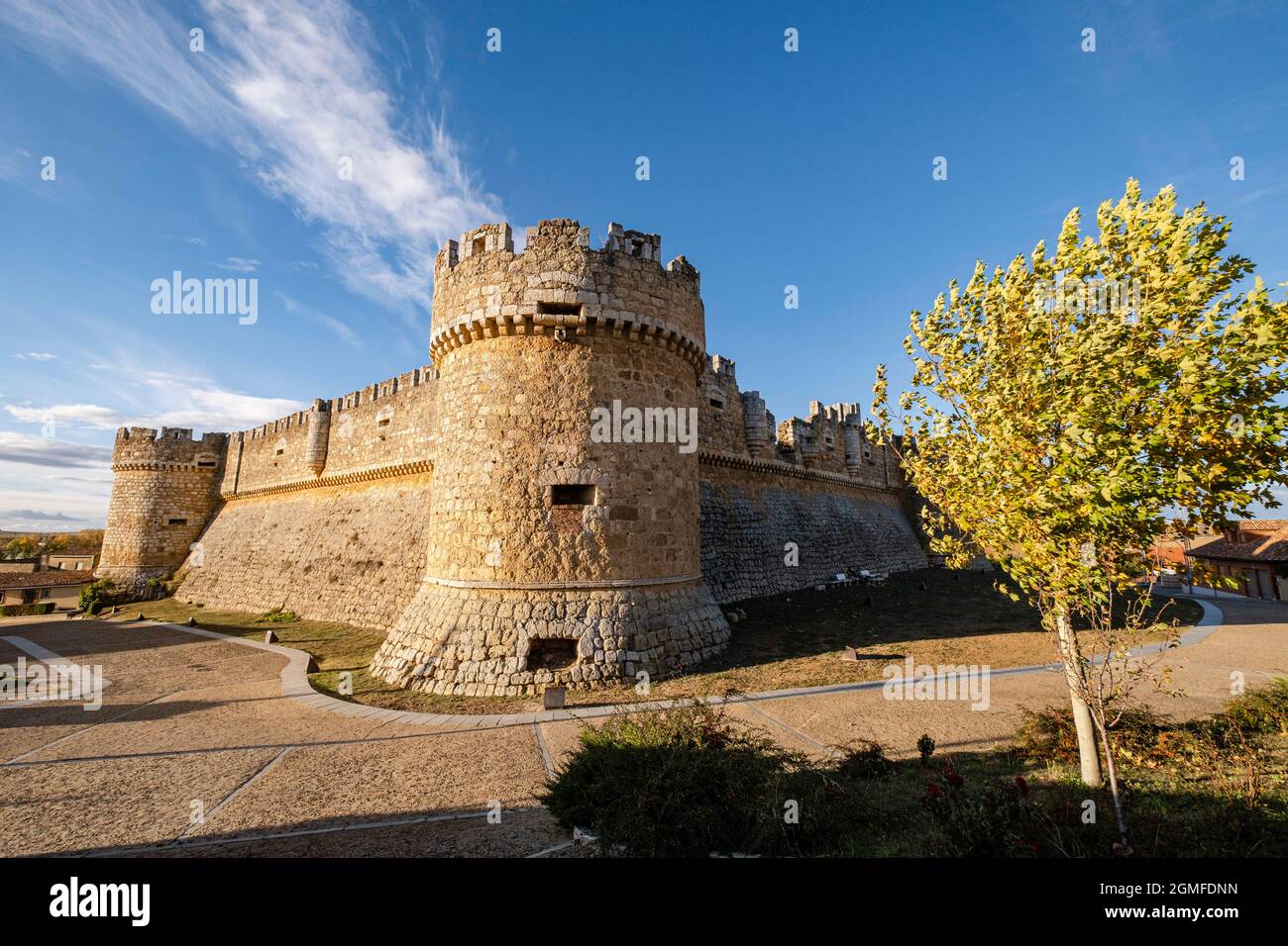 Castello di Grajal de Campos, costruzione militare 16 ° secolo sui resti di un altro castello precedente del 10 ° secolo, castilla y Leon, Spagna. Foto Stock